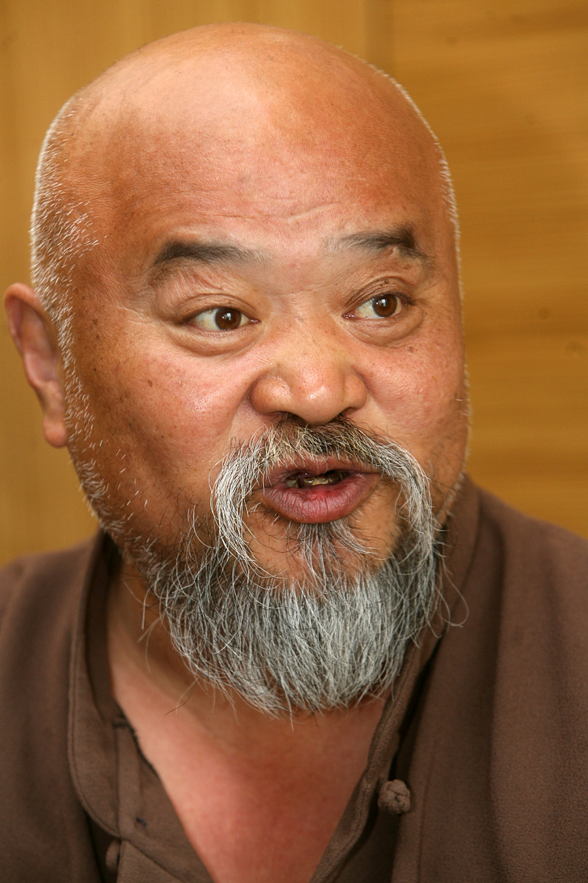 68 岁演员李琦退休后,街头卖烤串.