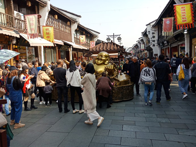 河坊街景区为4a景区,这里的河坊街步行街(又名仿古街),是杭州最有名