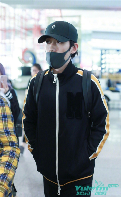 朱一龙回国机场新照,运动风休闲又帅气