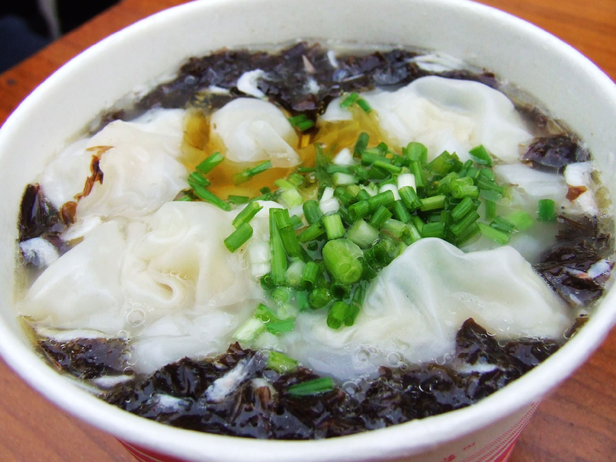 三鲜馄饨起源于无锡县东亭乡民间,后发展为无锡传统名点.