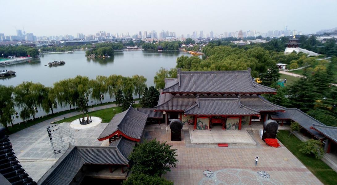 在京兆府城东北面,建造豪华宏伟的安西王府