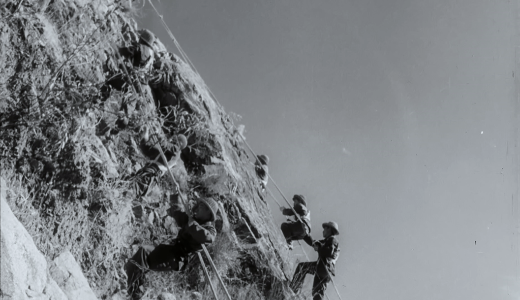 中国铁道兵飞檐走壁,崇山峻岭中抢修铁路罕见老照片