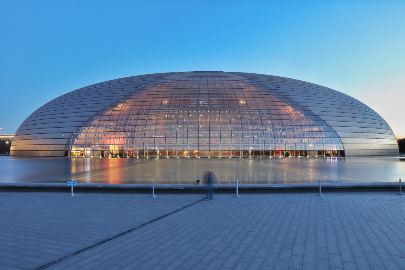 它的材料,设计和功能都是现代化的,是一个