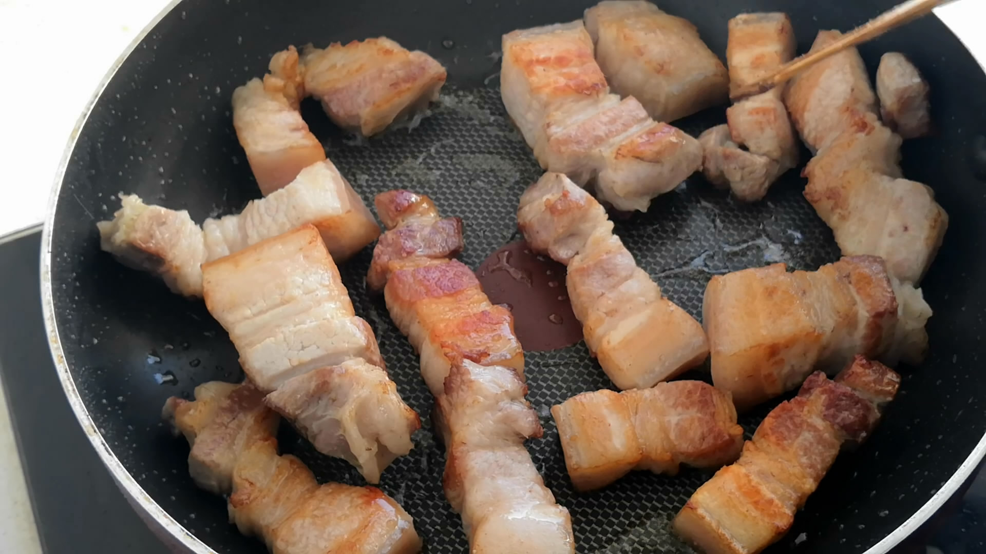 酱五花肉下锅煎一下,煎出多余的油脂倒出控油,煎过后的五花肉就不会太