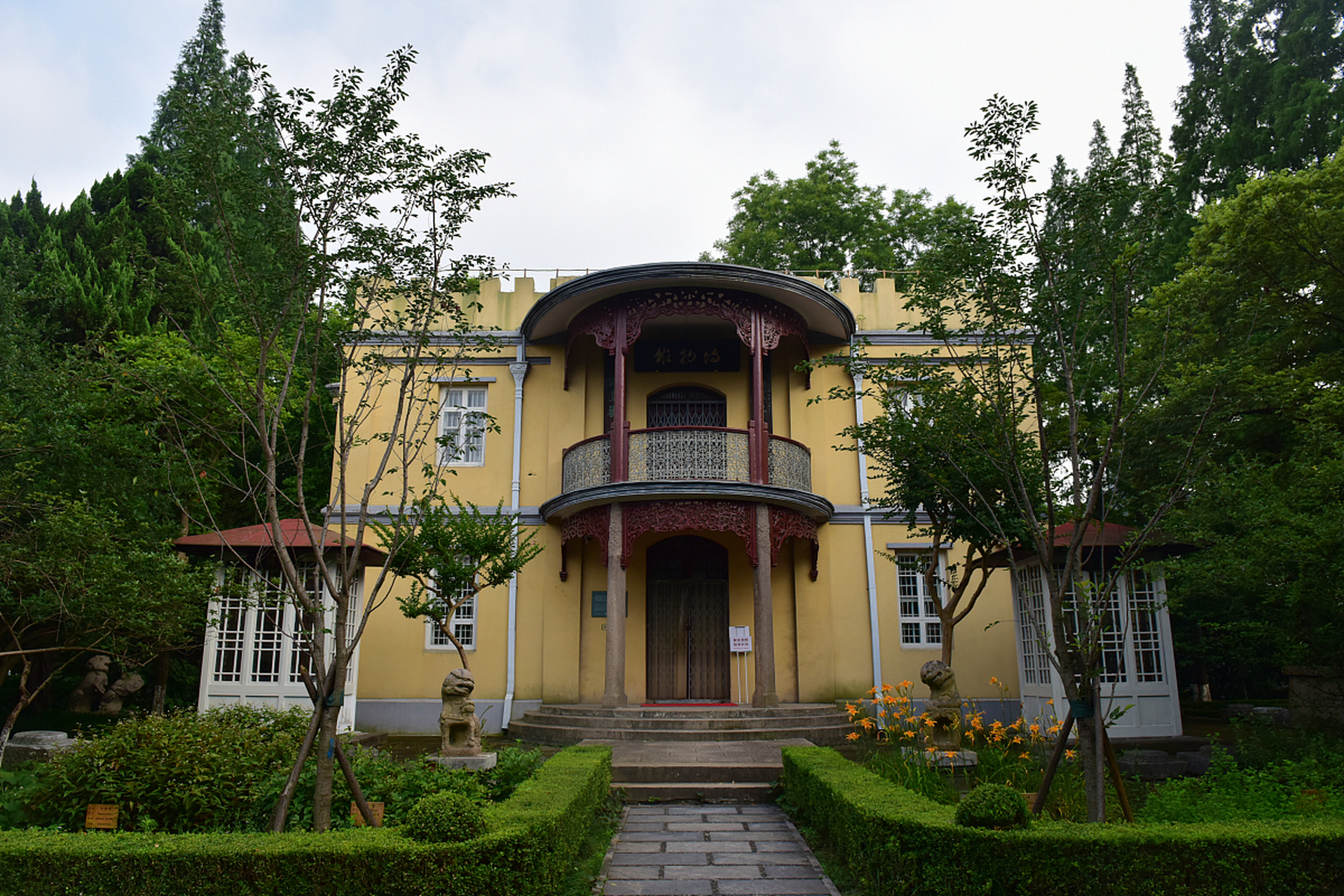 何应钦公馆始建于1934年,是一座西式风格的别墅,设计由著名建筑师沈鹤