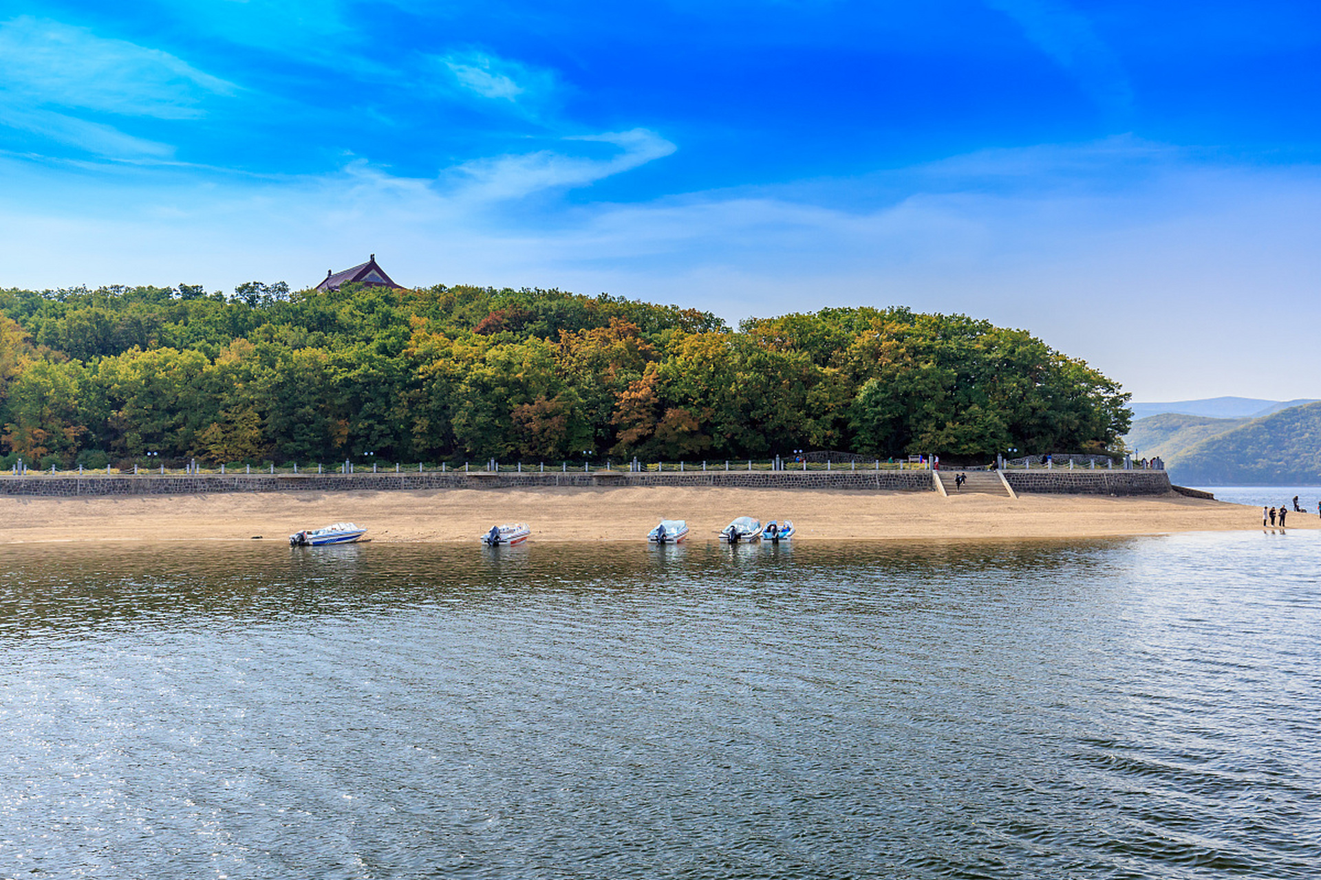 美丽的牡丹江镜泊湖是著名旅游,避暑和疗养胜地,全国文明风景旅游区