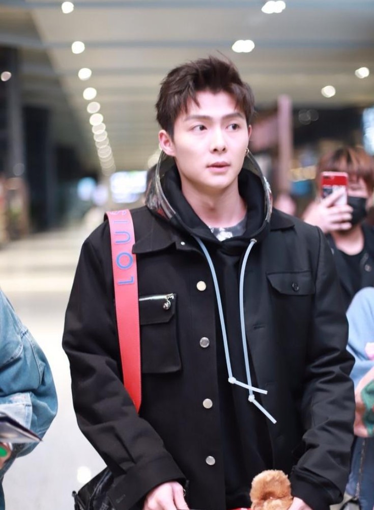 张铭恩现身上海虹桥机场,手中小熊玩具疑似送给"新女友"?