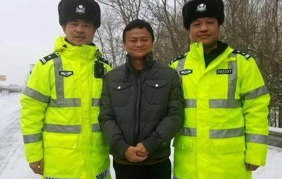 明星与警察的合影,撒贝宁显得最大方,黄渤跟马云要多学学!