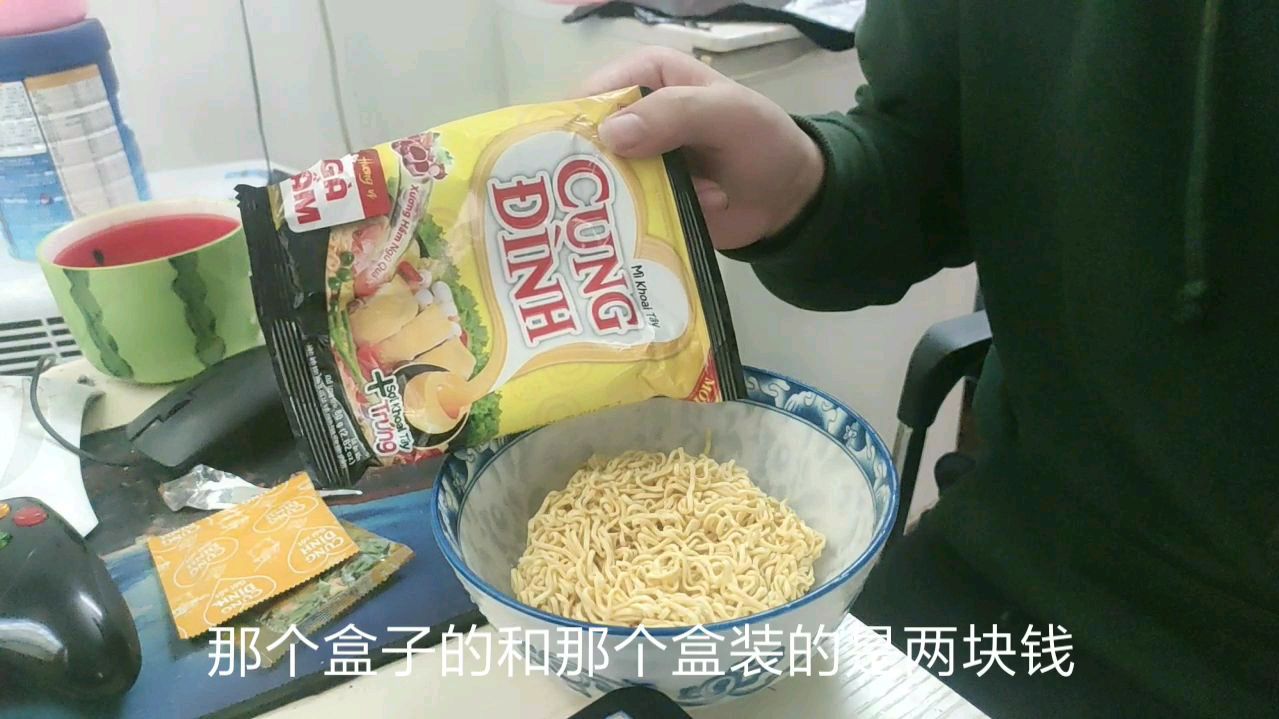 试吃越南9毛钱一包的鸡肉泡面,味道居然和康师傅鸡肉面一样!