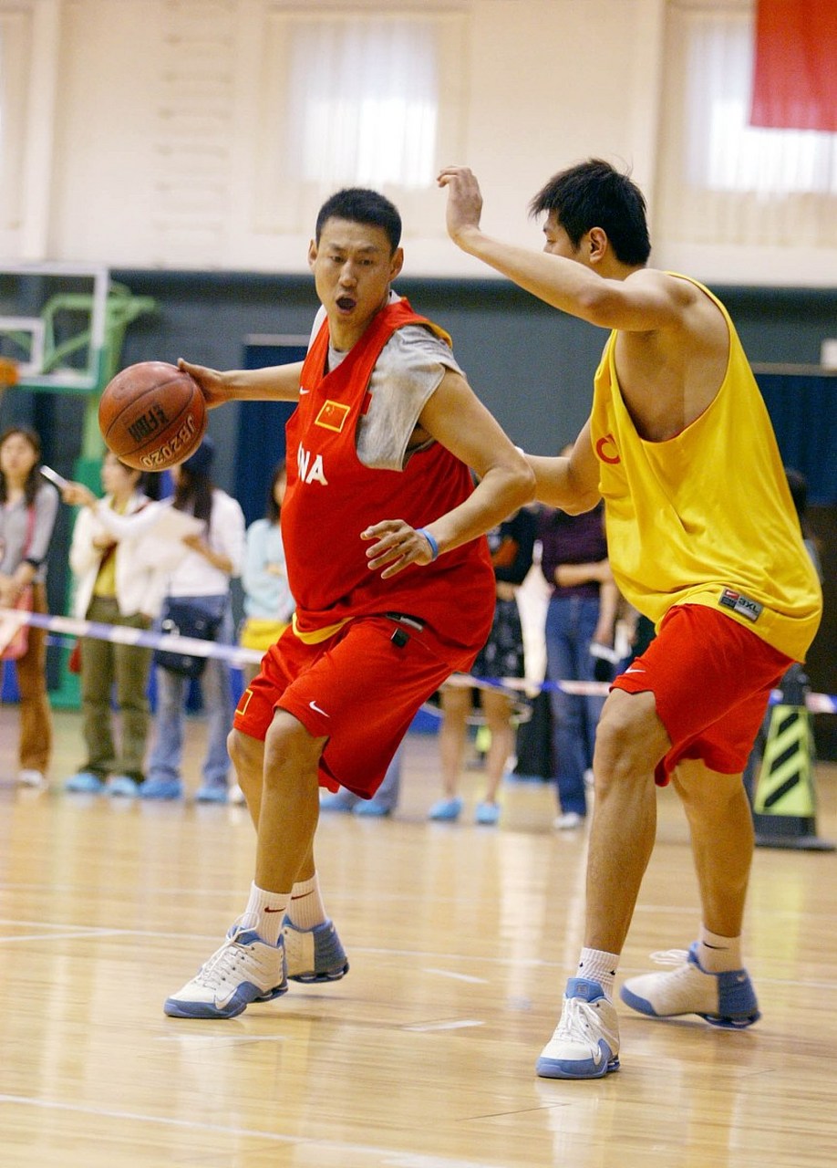 2008年北京奥运会上,中国男篮在小组赛中排名第四晋级淘汰赛,但在淘汰