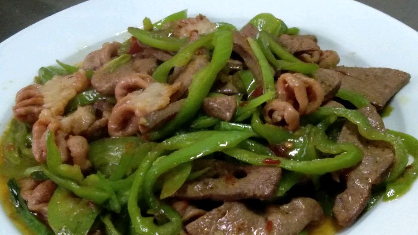 猪肝粉肠配尖椒再加1料,又香又嫩,上桌后非常抢手