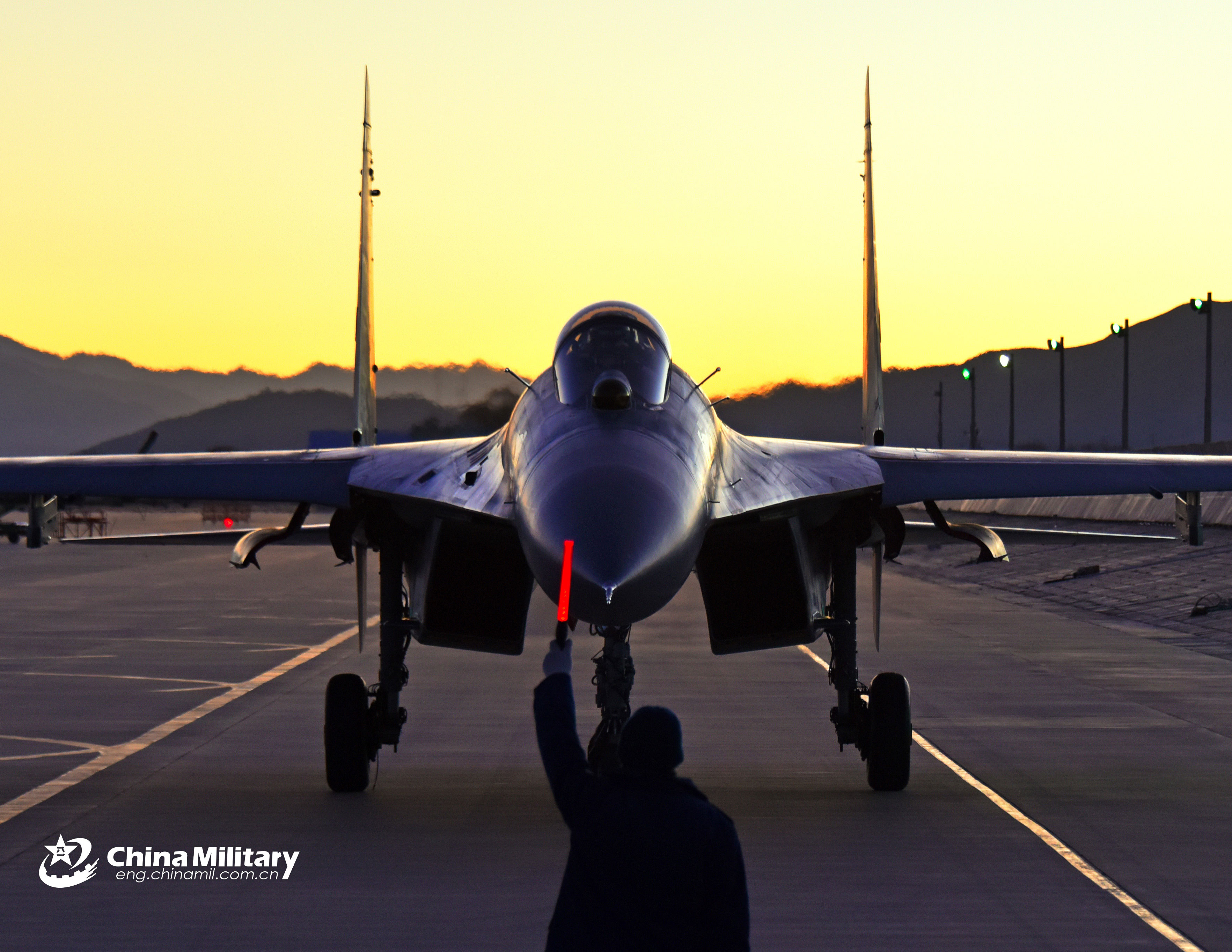 空军战机拂晓飞行训练锤炼全天候作战能力