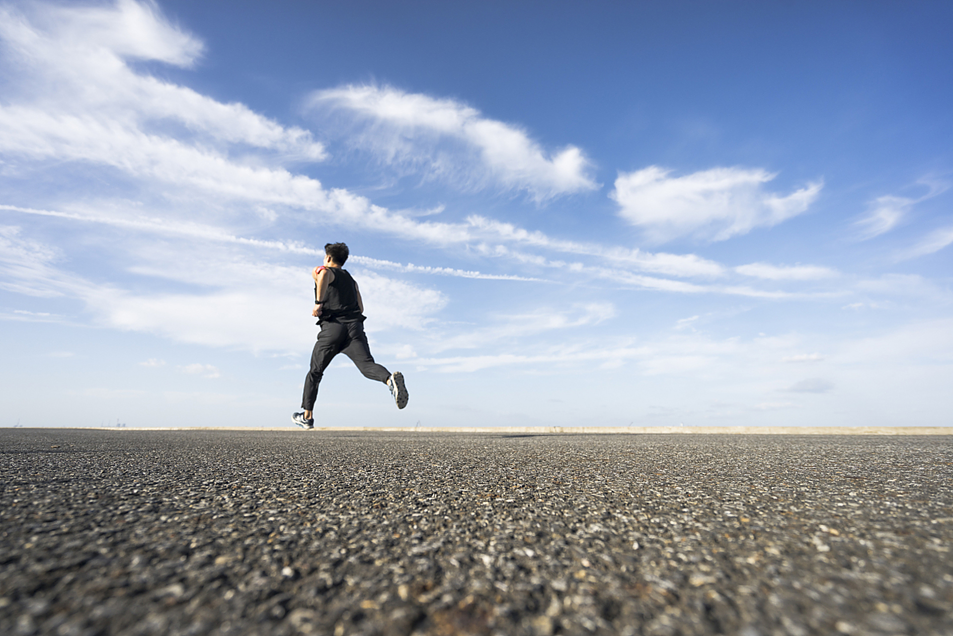 他不爱你了,你哭着转身,挥泪奔跑,边跑边回头看,看看他是否还在那儿.