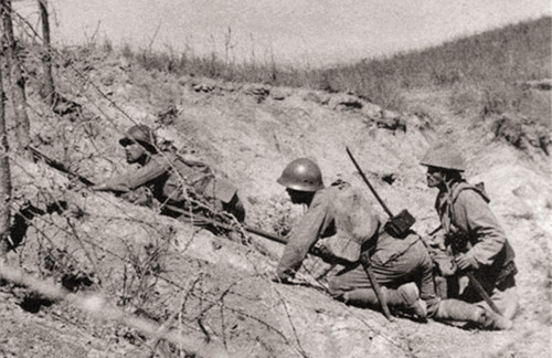 日军侵华老照片:侵华日军排队上慰安所,女汉奸和鬼子打情骂俏