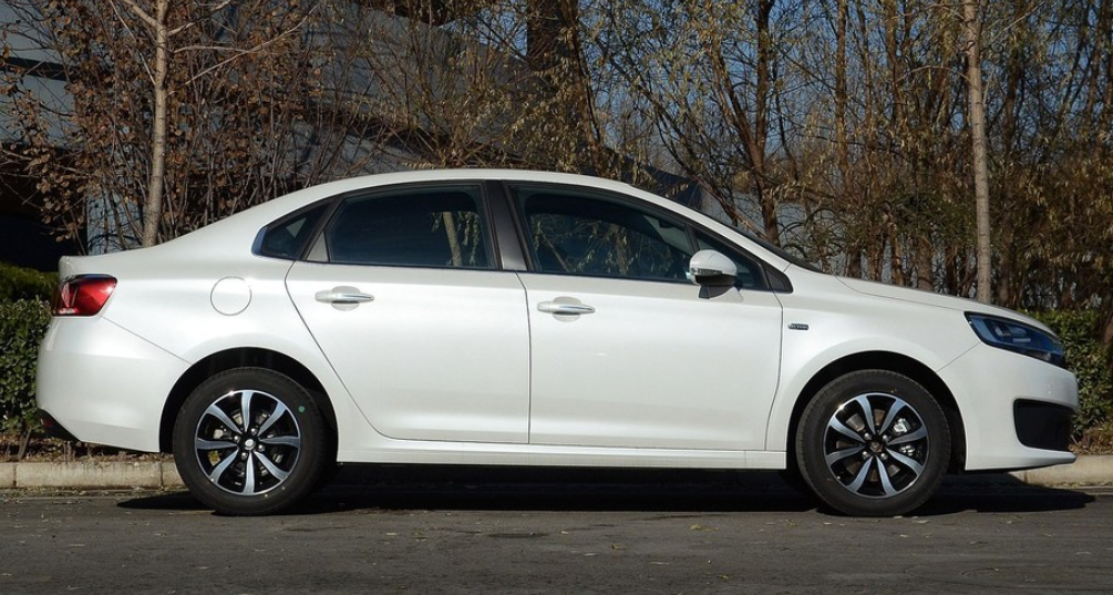 外观时尚大气的c4世嘉,颜值十分耐看,沉稳中带着锐利,很不错