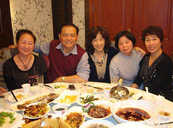 50岁的男人最好不去参加同学聚会?看看网友怎么说