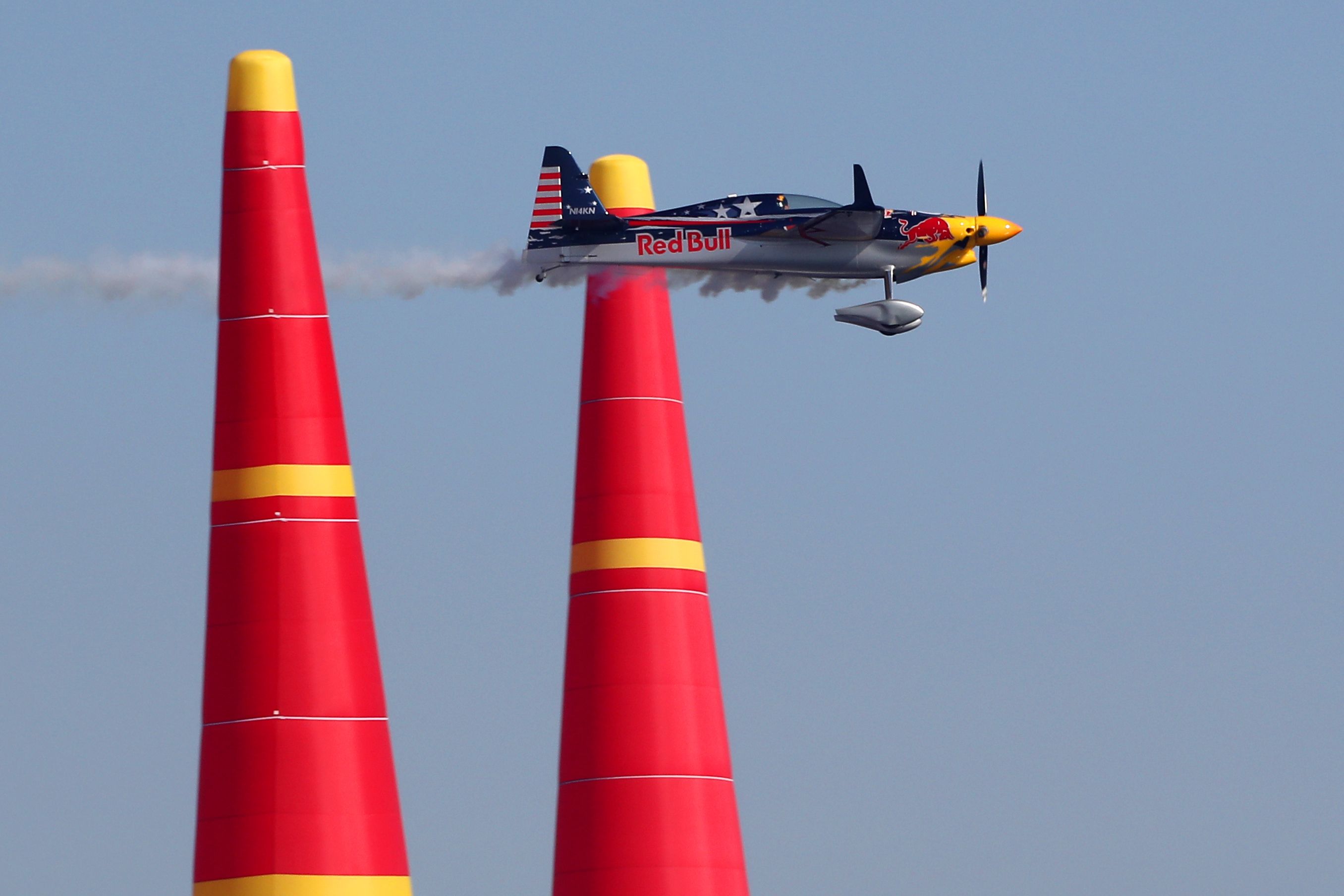 红牛特技飞行赛在戛纳举行(9)