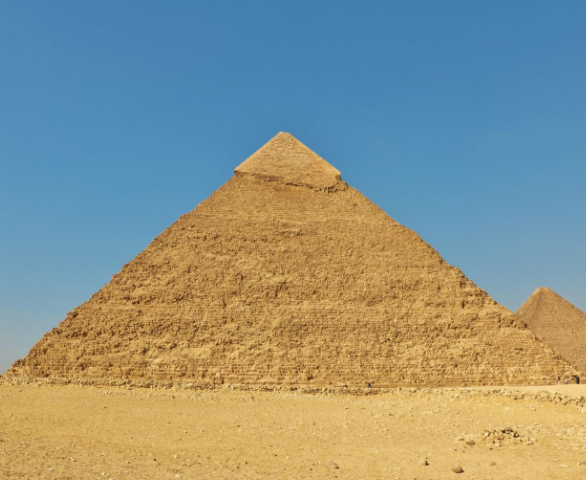 唯一保有石灰岩原始塔顶的一座,其塔顶虽已斑驳,却给后人留下了金字塔