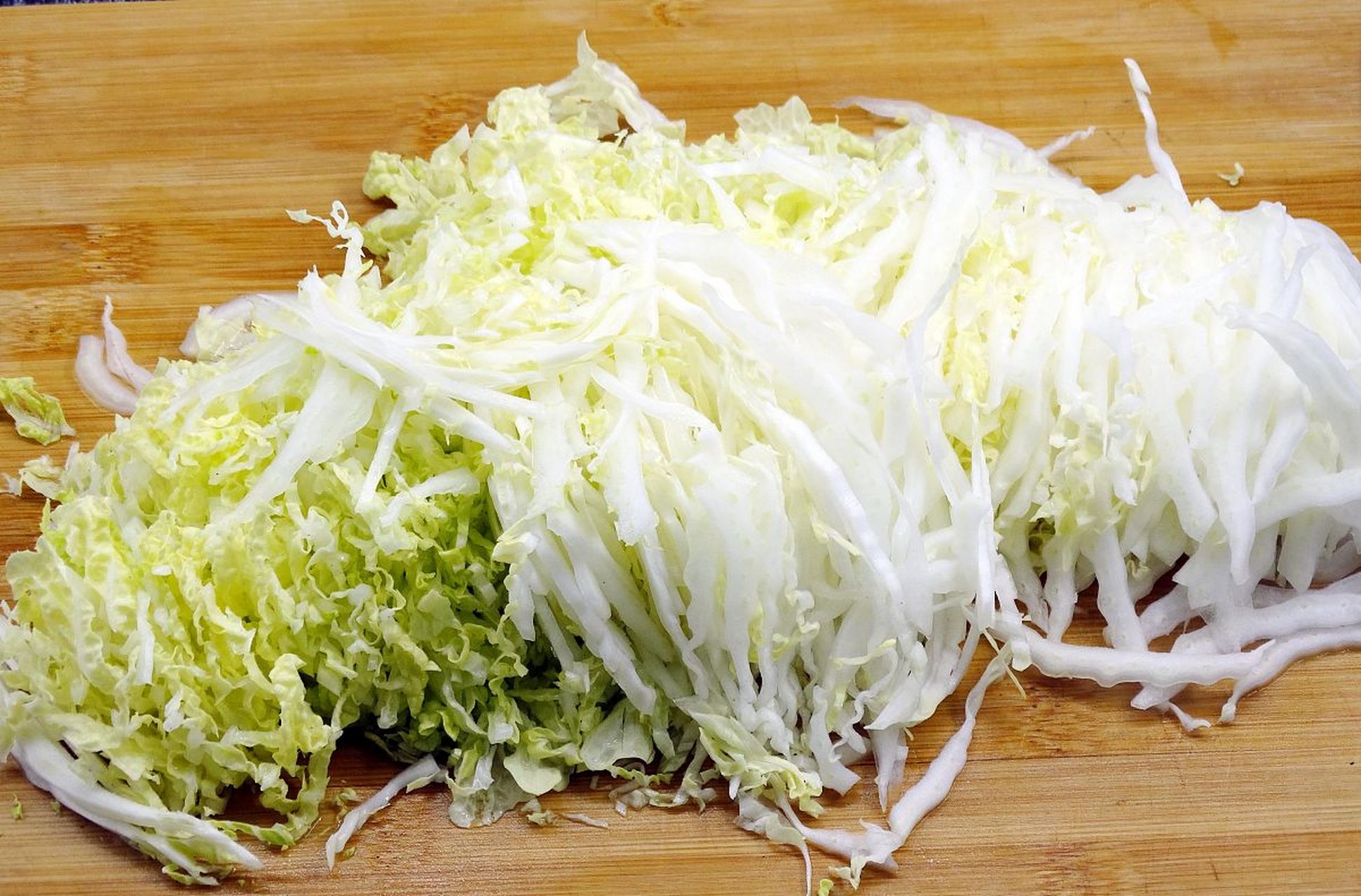 凉拌白菜丝做法有两种:方法一,大白菜胡萝卜切丝,加入香菜末,蒜末,泰