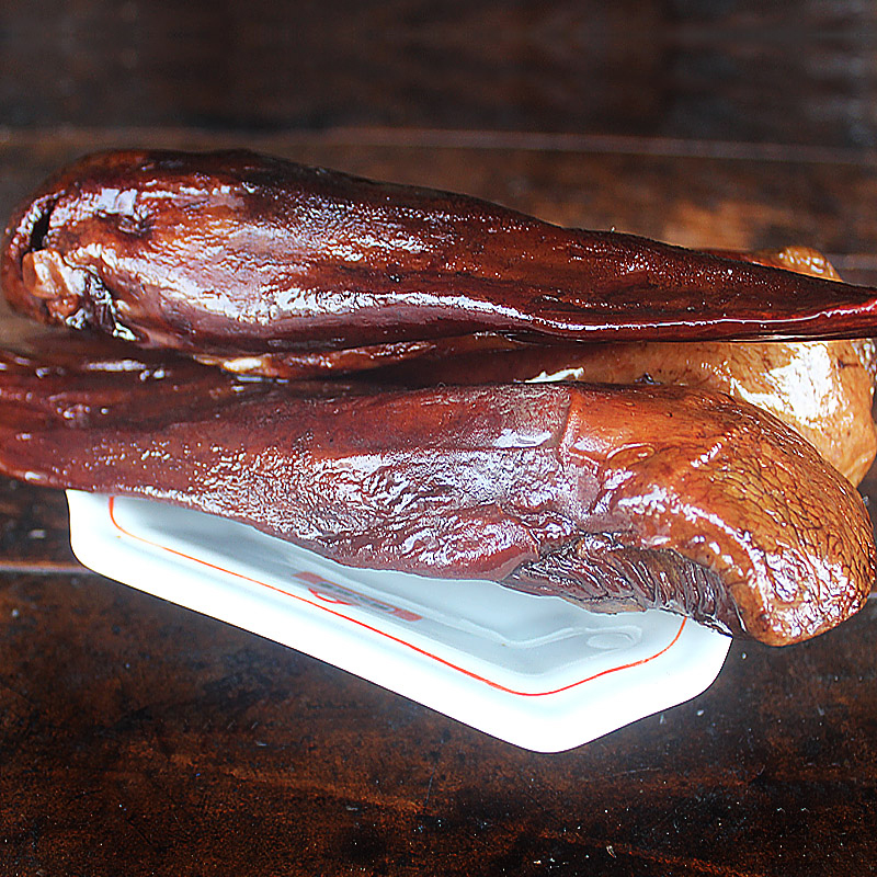 地道四川味,精选农家寺猪纯手工腌制烟熏,肉香醇正,熏香扑鼻,入口有嚼