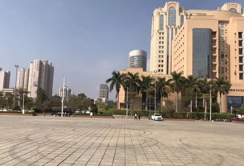 汕头有人驾车进林百欣会展中心南广场炫耀玩漂移,市民予以抨击