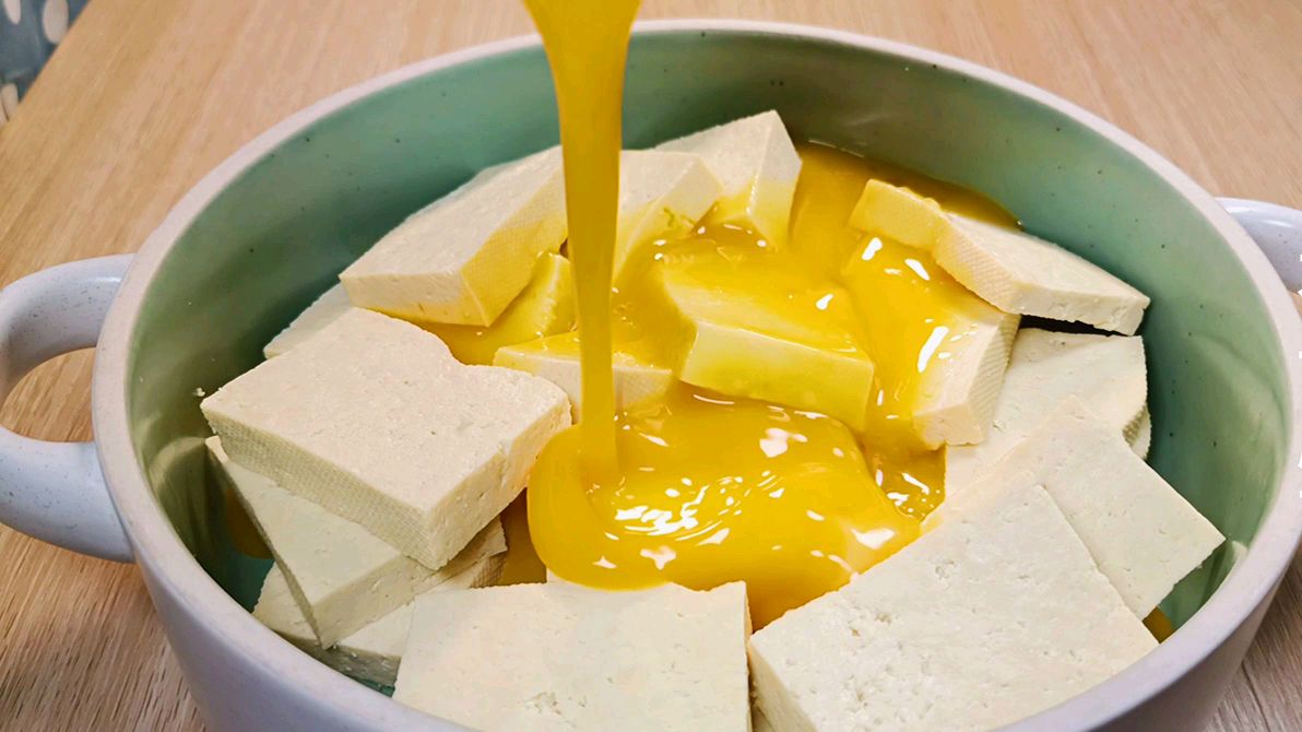 豆腐别直接炒着吃了,加入鸡蛋新吃法,鲜嫩又多汁,上桌就扫光