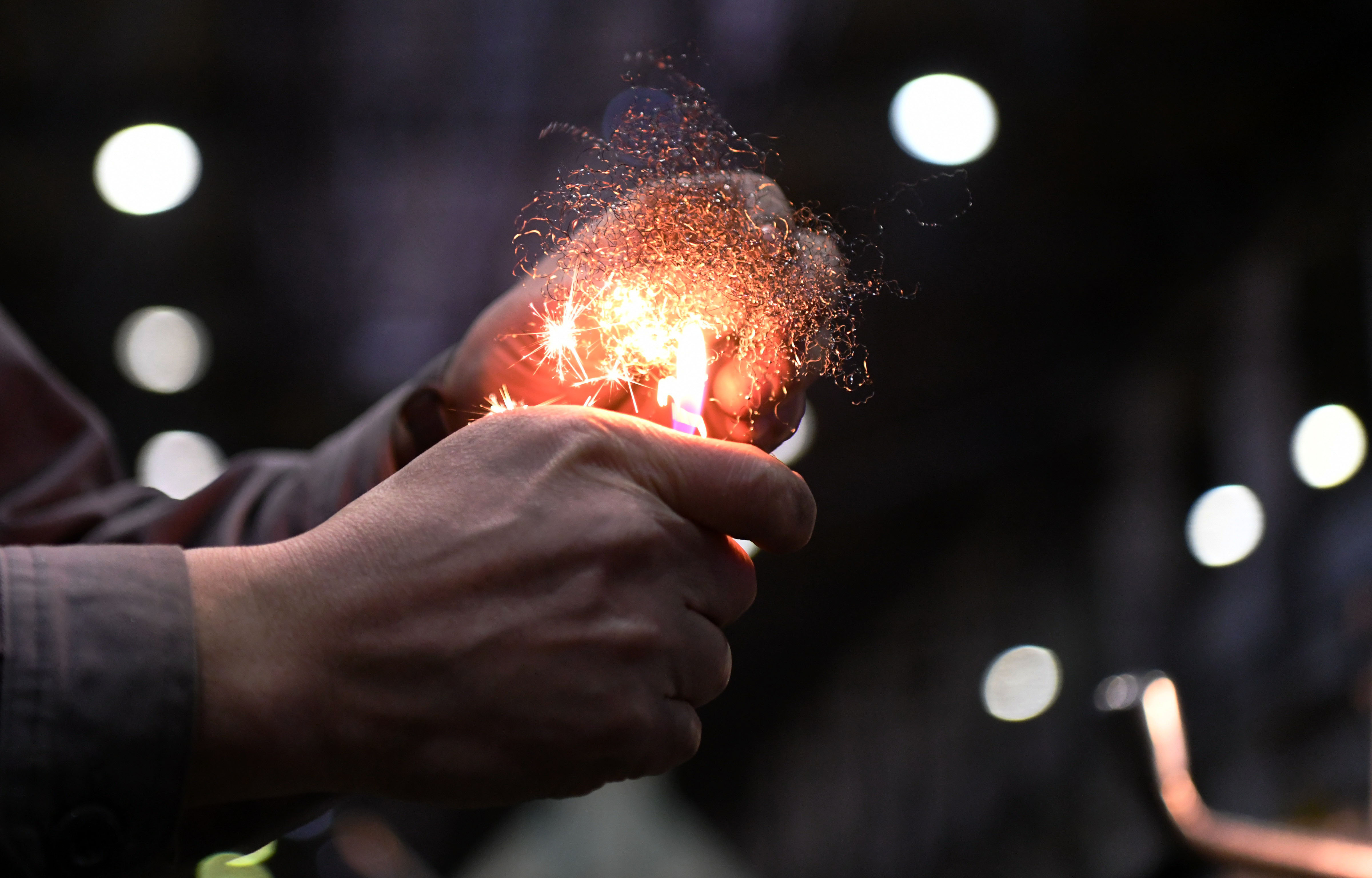 朱文韬车出的细小钢屑被火点燃,发出焰火一样的光芒(11月29日摄).