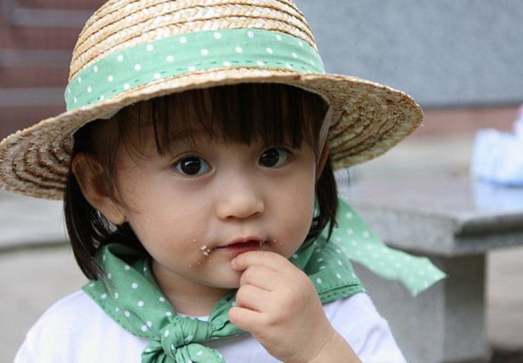 她是童星小葡萄,表情萌动天真可爱,如今多了一份邻家女孩气质