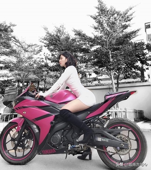 越南美女发动摩托车图片