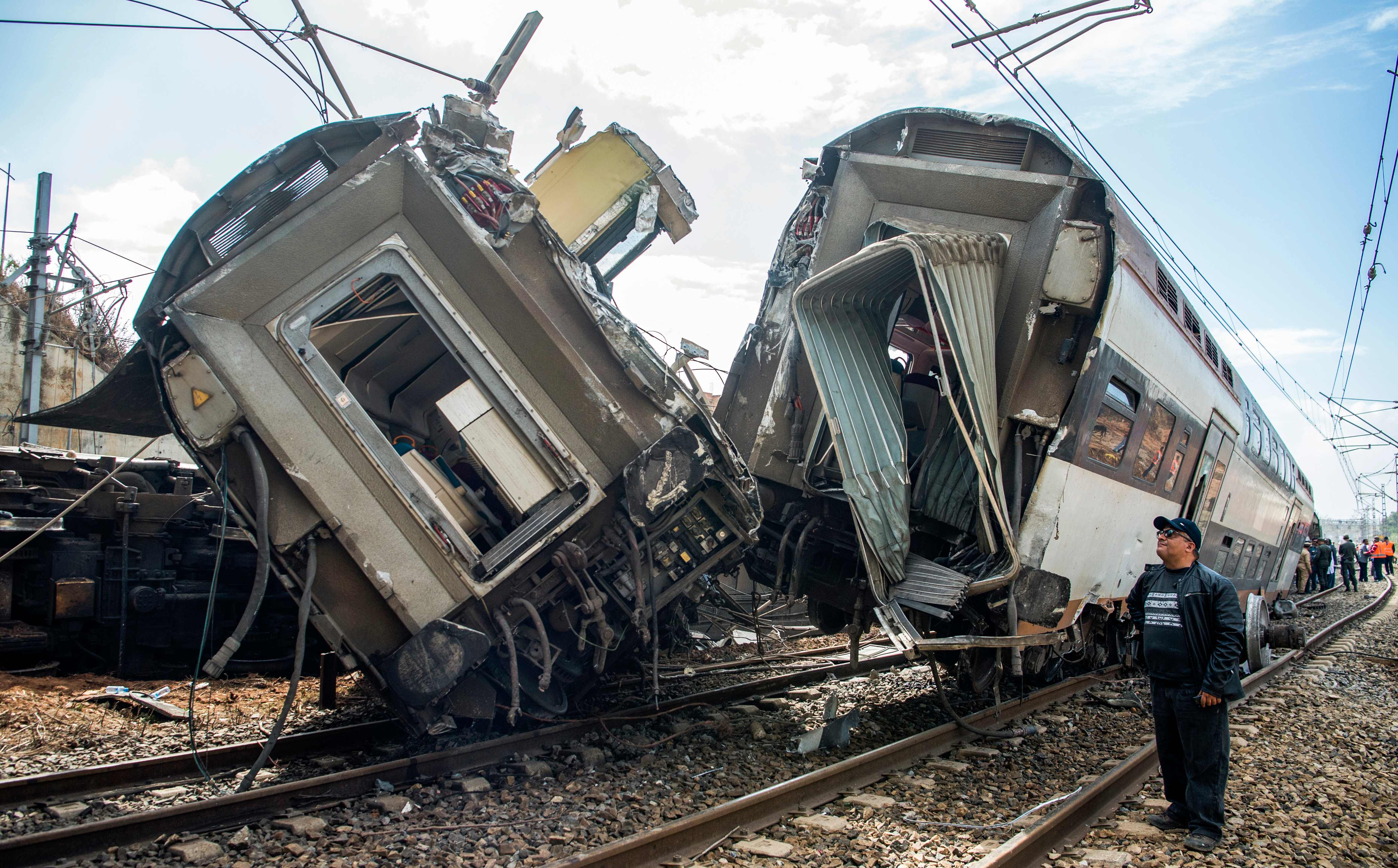 摩洛哥一火车脱轨 至少5人死亡(2)