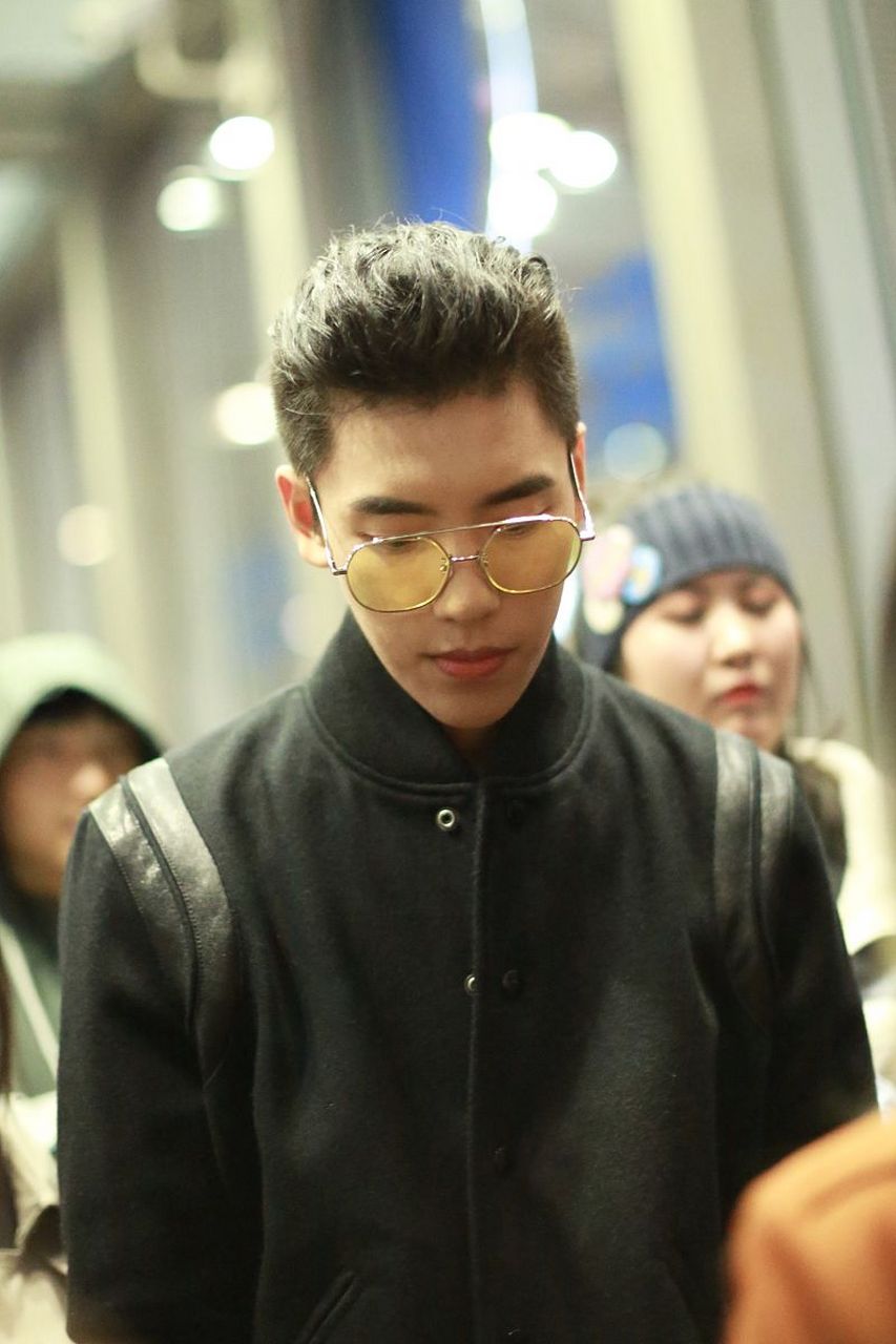 王子异自从被嘲讽脸部状态后,他一直都比较emo,可以说他之前的颜值