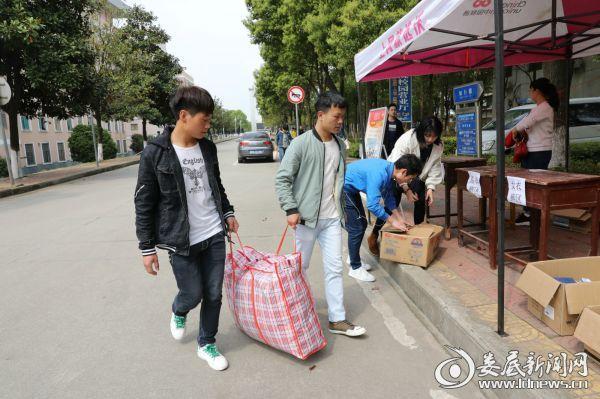 婁底市康復醫院為貧困精神病患者募集衣物200餘件