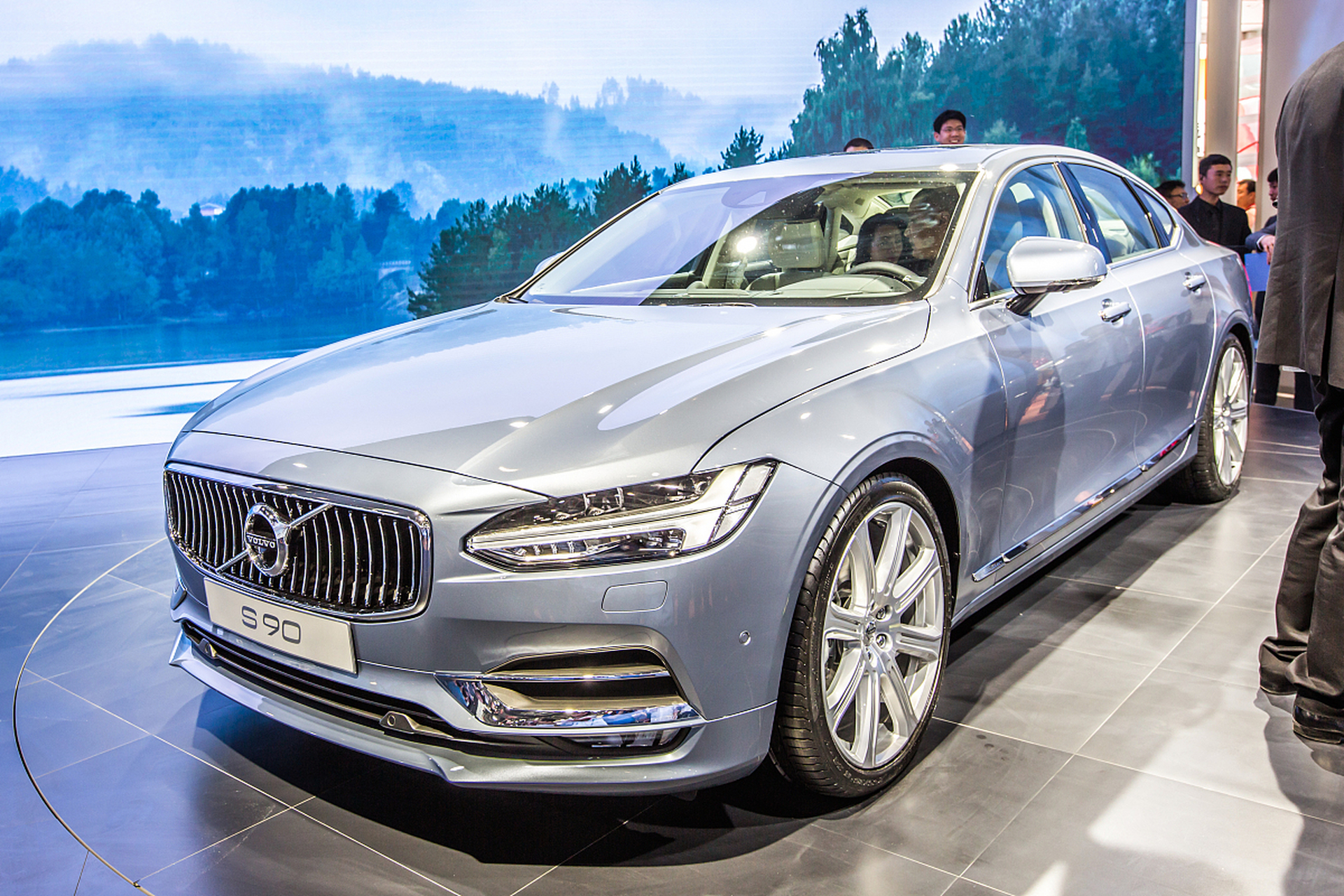 标题:沃尔沃s90 t8:北欧的优雅与力量  作为一位拥有10年汽修经验的