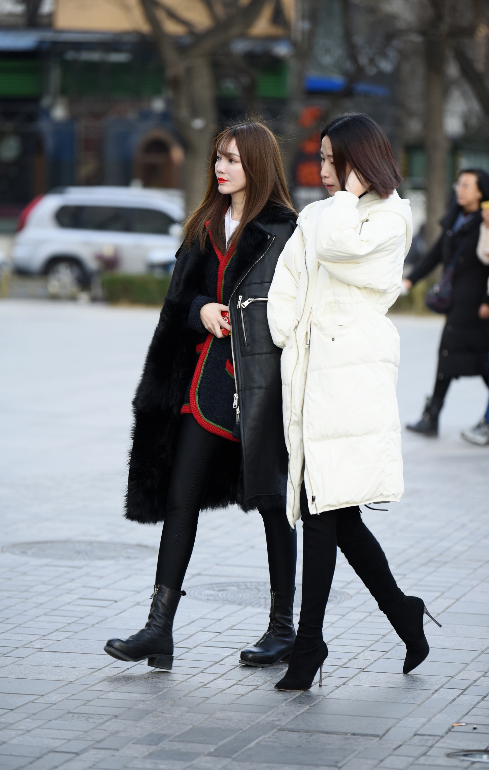 北京街拍:穿细高跟短靴的女孩,美丽时尚又显气质