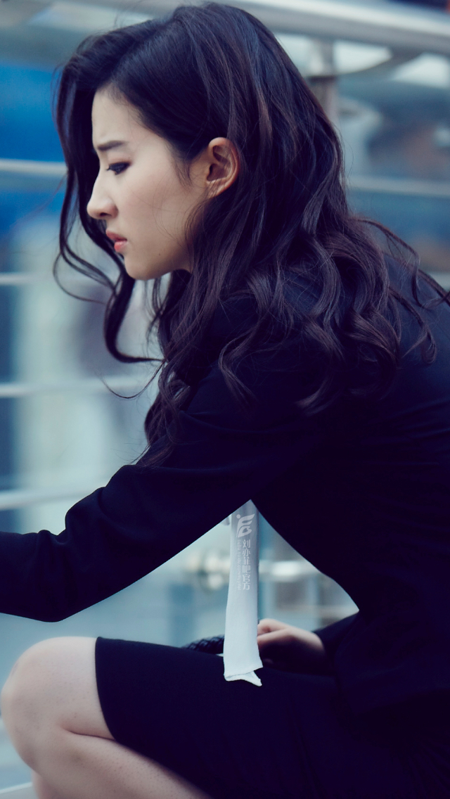 刘亦菲律师造型图片:若对手是你,输这一场又何妨?