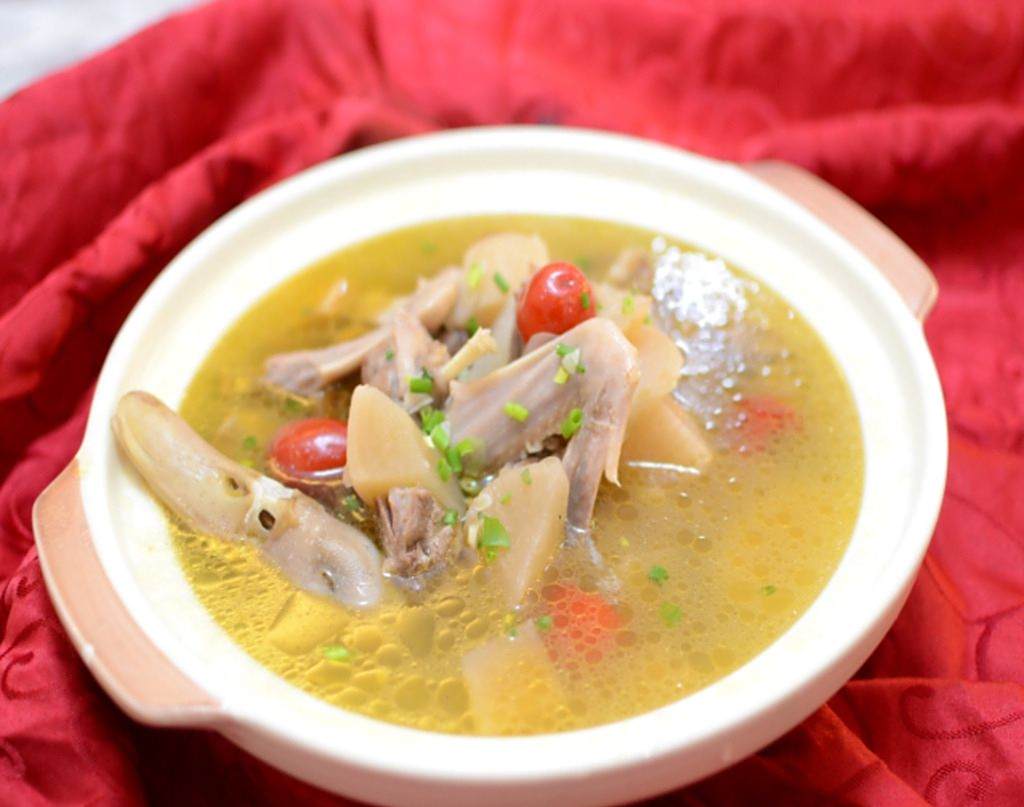 老鸭萝卜汤:香味浓郁,肉质清香,冬日里不容错过的美味