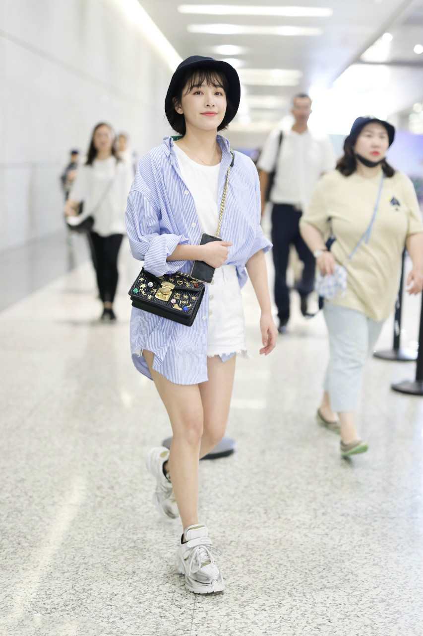 阚清子穿条纹衬衫搭配白色短裤现身机场,戴黑色渔夫帽皮肤白嫩!