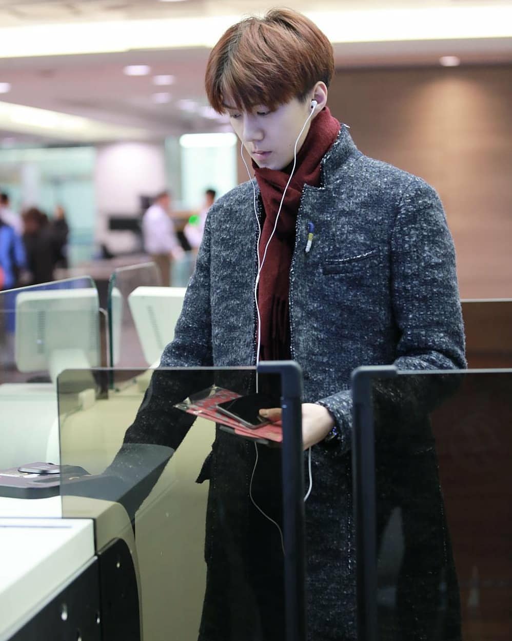 吴世勋一身风衣亮相机场,贵族气质很高冷