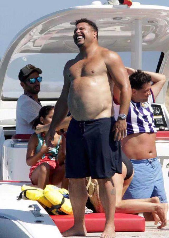 可惜了,罗纳尔多严重肥胖身体走样,外星人最终输给了新陈代谢