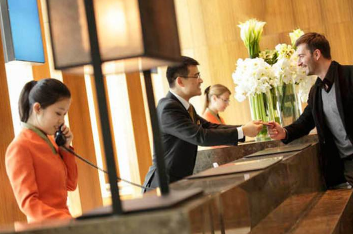 情侣酒店房间中的水床,里面到底是什么水呢?前台服务员知道答案