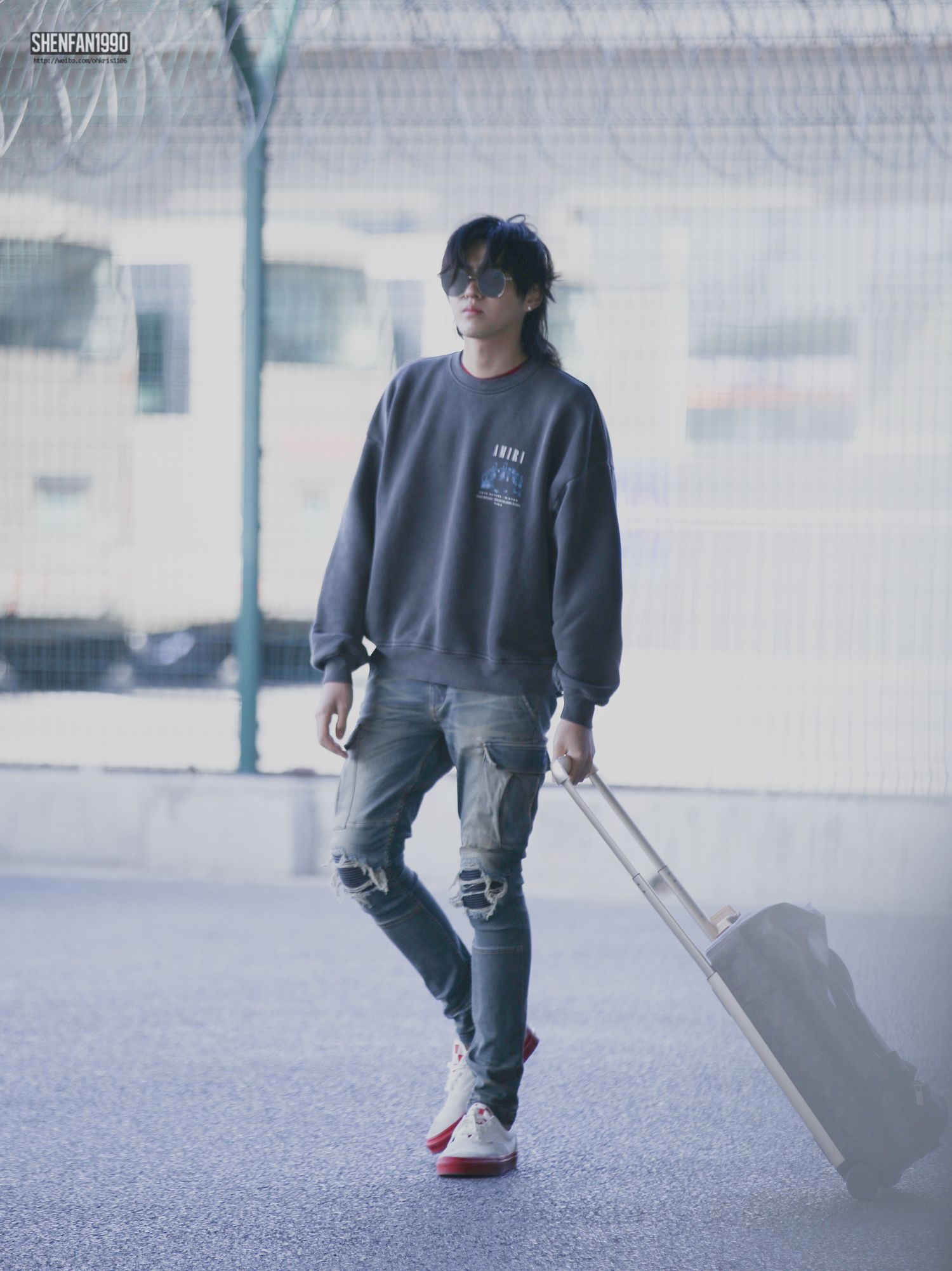 鲵的旅行小凡突然出现 身现机场随意穿搭在线撩鲵!