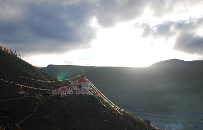 西藏昌都芒康县藏传佛寺的样子,真的很喜欢这个建筑,很好看