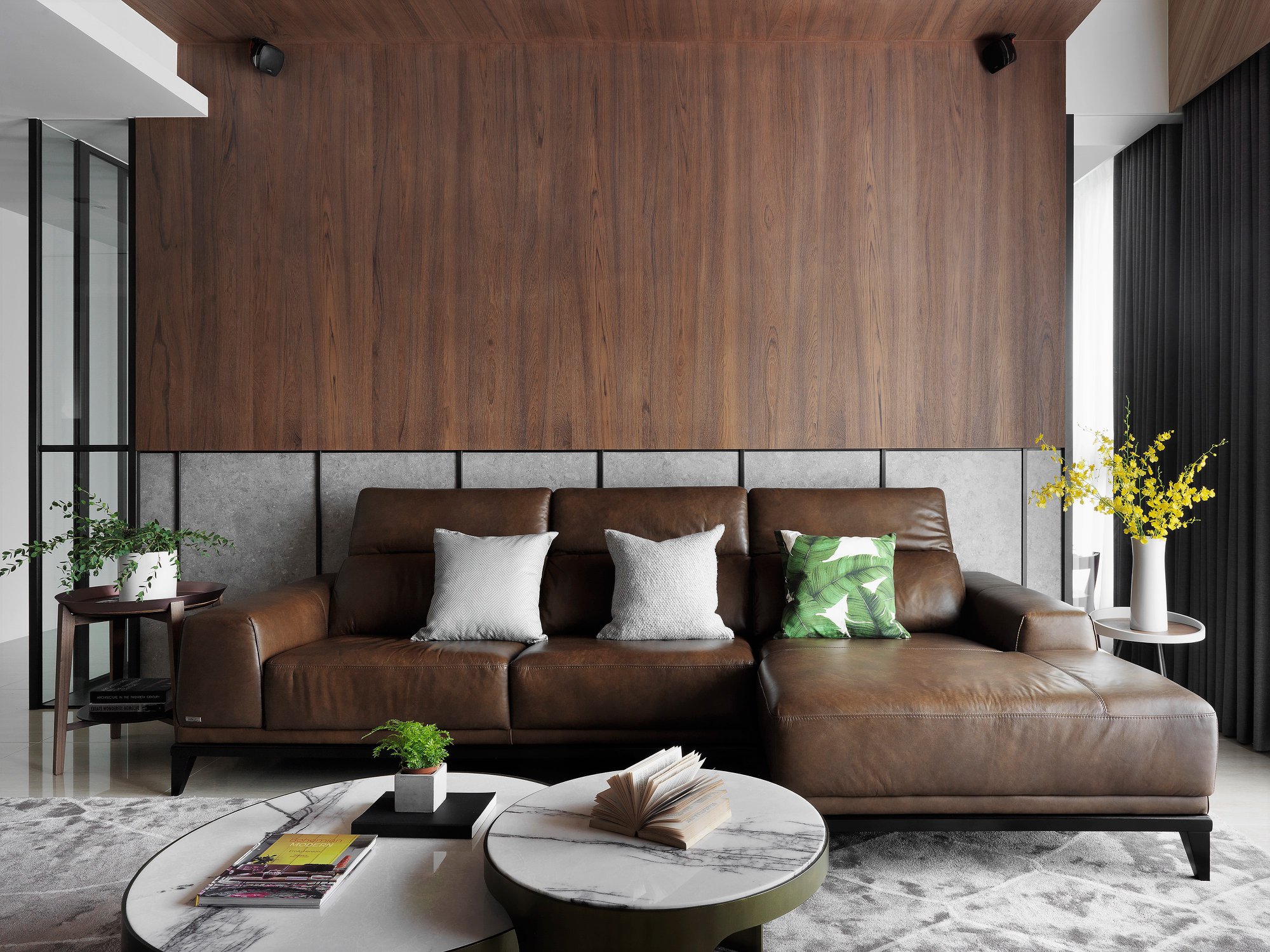 护墙板可以很好的保护墙体不受家具的磨损,蜂蜜色皮沙发稳重大气,搭配