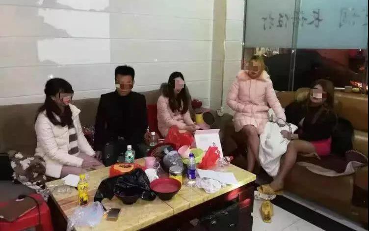 广西扫黄现场,失足女无处躲藏,沙发衣柜都成了藏身地!