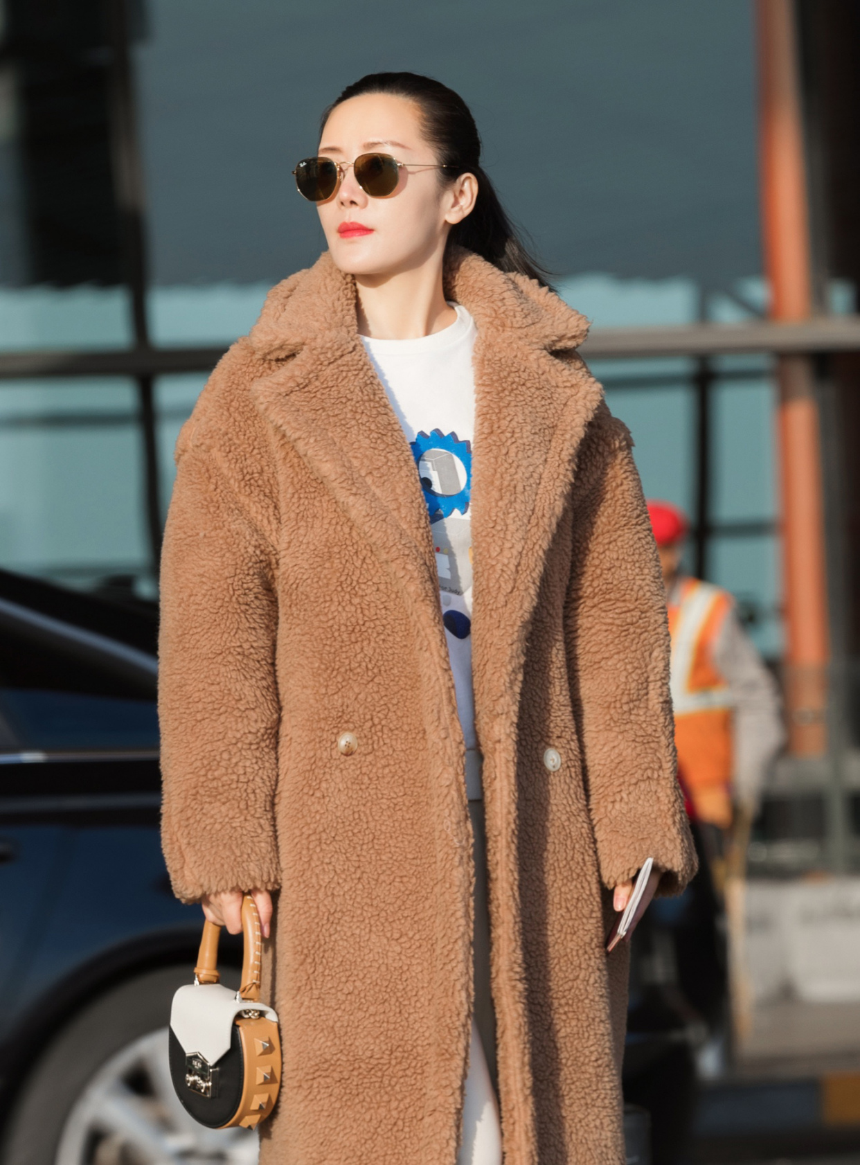 车永莉机场街拍泰迪熊大衣超减龄 寒冬取暖必备