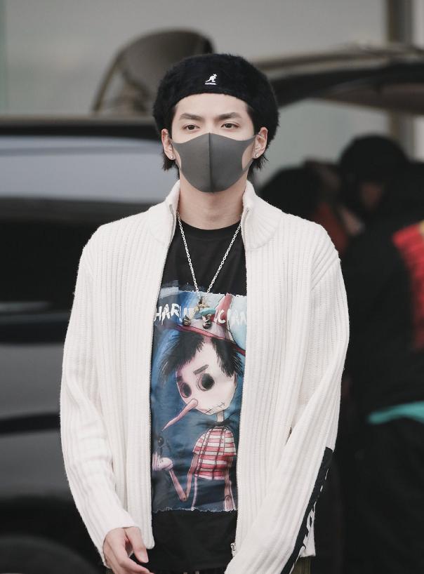 吴亦凡机场走秀,贝雷帽搭配工装裤,时尚也掩盖不住"高冷脸"