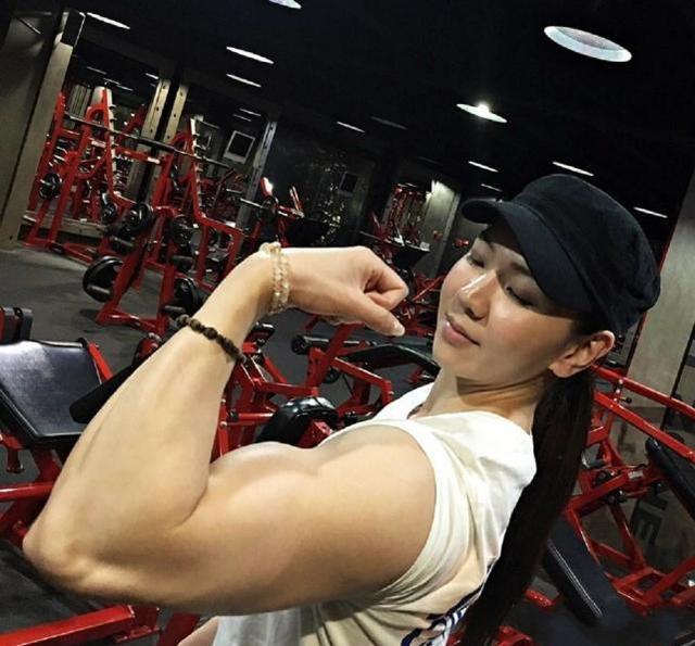 美女"金刚芭比"身材健壮天使脸,网友:这样的女友你敢要吗?