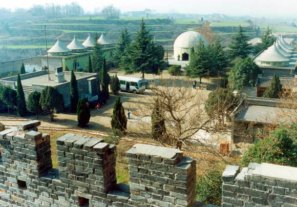 鸿门宴遗址今天位于临潼区新丰镇鸿门堡村,距秦兵马俑博物馆2.