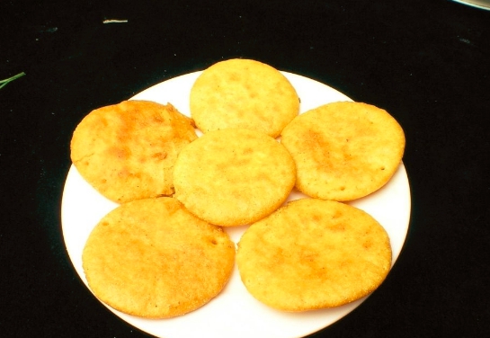 外焦里嫩,清香爽口的香甜玉米饼,不愧为黑龙江的风味小吃之一