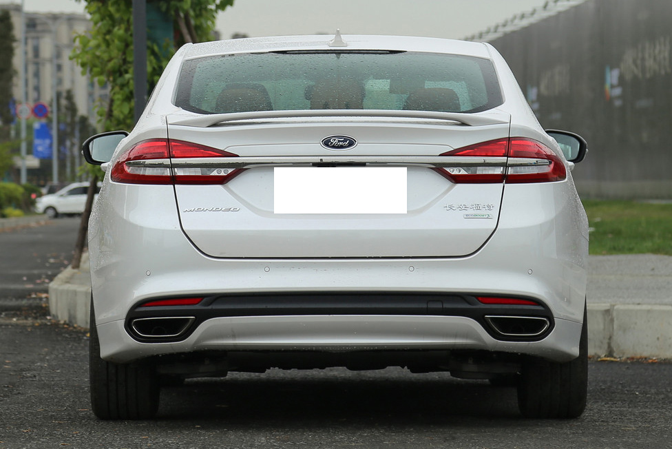 蒙迪欧侧面线条流畅动感,内饰配置丰富,搭载2.0t涡轮增压发动机